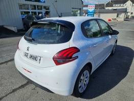 PEUGEOT 208 photo 