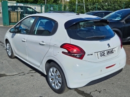 PEUGEOT 208 photo 